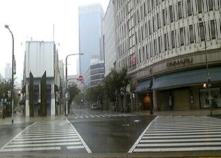 雨の神戸大丸交差点前.jpg